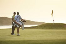 Uomini sul campo da golf con vista sull'oceano — Foto stock