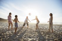 Família de várias gerações jogando vôlei na praia — Fotografia de Stock