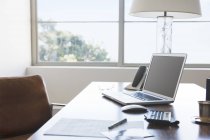 Ordinateur portable sur bureau dans le bureau à l'intérieur — Photo de stock