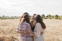 Boho mulheres abraçando no campo rural — Fotografia de Stock