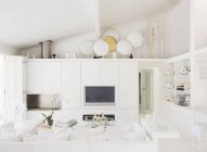 Біла, сучасна вітальня в приміщенні — стокове фото