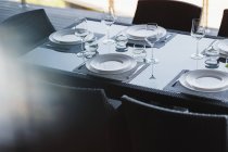 Gedeckter Tisch im modernen Esszimmer — Stockfoto
