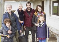 Ritratto famiglia multi-generazione sorridente sul portico — Foto stock