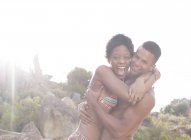 Porträt eines begeisterten Paares, das sich umarmt — Stockfoto