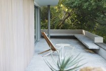 Silla y mesa en moderno patio durante el día - foto de stock