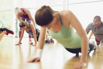 Istruttore di fitness guida donna in classe di esercizio — Foto stock