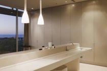 Évier et suspension dans la salle de bain moderne — Photo de stock