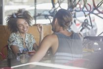 Couple talking at cafe table — Stock Photo