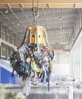 Magnet hebt Recyclingmaterial in Fabrik — Stockfoto