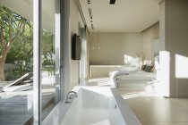 Ванна в современном интерьере главной спальни — стоковое фото