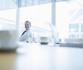 Бізнесмен посміхається в конференц-залі — стокове фото