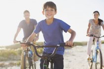 Cyclisme en famille sur une plage ensoleillée — Photo de stock