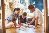 Family drawing and coloring on floor in living room — Stock Photo