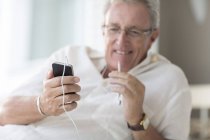 Homem mais velho usando telefone celular — Fotografia de Stock