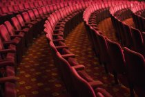 Assentos em auditório de teatro vazio — Fotografia de Stock