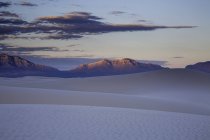Ruhige weiße Sanddüne und Berge bei Sonnenuntergang, weißer Sand, New Mexico, Vereinigte Staaten — Stockfoto
