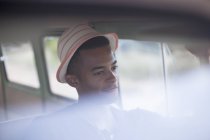 Homme souriant conduisant van — Photo de stock