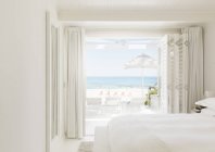 Modernes Schlafzimmer mit Blick auf Strand und Meer — Stockfoto