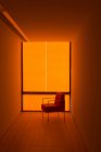 Chaise à fenêtre dans un bureau orange — Photo de stock