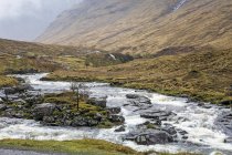 Río sinuoso a través del paisaje de las tierras altas, Glen Etive, Argyll, Escocia - foto de stock