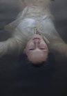 Serena mulher flutuando no lago — Fotografia de Stock