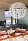 Lampadario sopra set tavolo da pranzo in sala da pranzo moderna — Foto stock