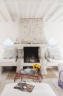 Couchtisch und Kamin im weißen Wohnzimmer — Stockfoto