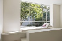 Fensterbank mit Blick auf Bäume — Stockfoto