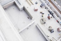 Blick von oben auf Bauarbeiter auf der Baustelle — Stockfoto