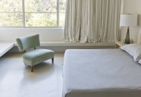 Сучасна спальня в приміщенні вдень — стокове фото