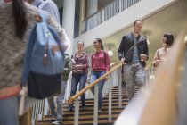 Студенти коледжу спускаються сходами разом — стокове фото
