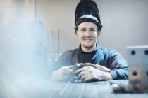 Porträt lächelnder Schweißer in Stahlfabrik — Stockfoto