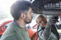 Mechaniker reparieren Auto in Autowerkstatt — Stockfoto