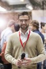 Orador sorridente de retrato com microfone na conferência de tecnologia — Fotografia de Stock