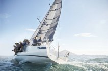 Freunde im Ruhestand auf Segelboot unter blauem Himmel — Stockfoto
