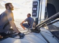 Szenische Ansicht von Männern, die den Wind auf einem Segelboot beobachten — Stockfoto