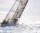 Vue atmosphérique du voilier sur l'océan ensoleillé — Photo de stock