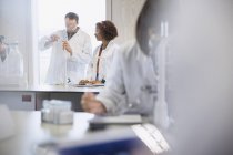 Studenti universitari che conducono esperimenti scientifici in aula di laboratorio scientifico — Foto stock