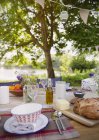 Pane e burro sul tavolo del patio sul lungolago — Foto stock
