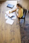 Креативна бізнес-леді, що пише в блокноті за столом в офісі — стокове фото