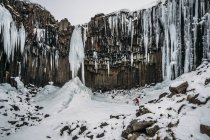 Eiszapfenformationen hängen über schroffen Klippen, Island — Stockfoto