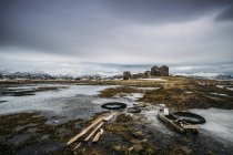 Granja remota en el paisaje helado, Islandia - foto de stock