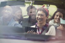 Amici sorridenti che usano il GPS su smart phone che guidano in auto — Foto stock
