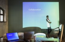 Imprenditori che preparano presentazioni audiovisive sulla collaborazione in sala conferenze — Foto stock