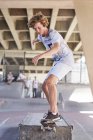 Хлопчик-підліток скейтбординг у скейтборді парку — стокове фото