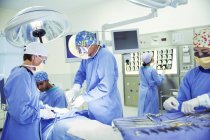 Хирурги, выполняющие операции в операционной — стоковое фото