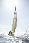 Fernsicht auf Segelboote auf sonnigem Ozean — Stockfoto