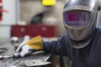 Retrato de soldador no capacete de soldagem em fábrica de aço — Fotografia de Stock