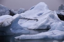 Eisformationen über dem Wasser im Winter — Stockfoto
