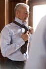 Uomo d'affari che prova la cravatta nel negozio di abbigliamento maschile — Foto stock